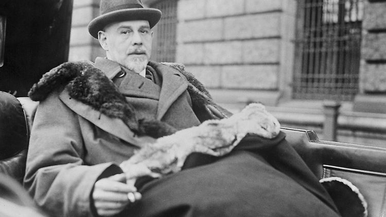 Am 24. Juni 1922 lässt sich Reichsaußenminister Walther Rathenau wie so oft im offenen Wagen zum Auswärtigen Amt fahren - aus einem vorbeifahrenden Auto treffen ihn tödliche Schüsse.