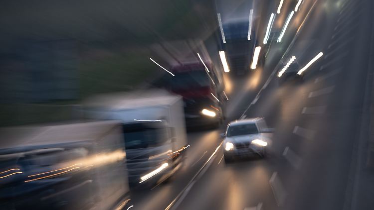Die meisten Raser leben "in einer Art Parallelwelt", sagt Verkehrspsychologe Wolfgang Fastenmeier.