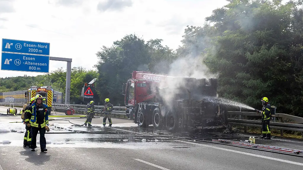 Mitten-auf-der-Autobahn-brennt-ein-Autokran-aus-fuer-den-Fahrer-endet-der-Vorfall-gluecklicherweise-glimpflich