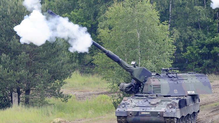 Eine Panzerhaubitze 2000 der Bundeswehr feuert bei einer Fahrt auf einem Truppenübungsplatz. (Archivbild)