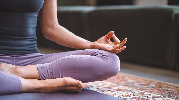 Für die meisten Yoga-Arten braucht man eigentlich nur eine Matte und den Körper.