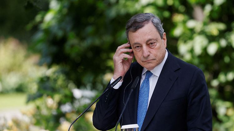 Mario Draghi - hier am vergangenen Donnerstag in Kiew - steht einer wackeligen Koalition vor, der von der rechten Lega bis zu den Sozialdemokraten sehr unterschiedliche Parteien angehören.