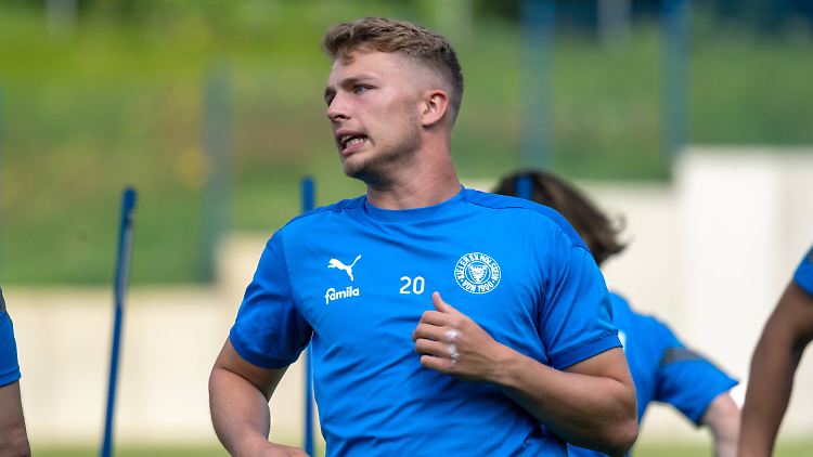 Fiete Arp beendet seine frustrierende Zeit beim FC Bayern und wechselt nach Kiel.