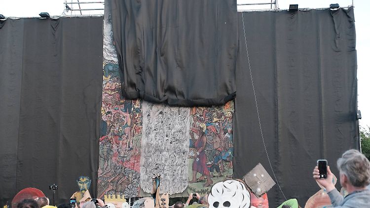 Gestern wurde es nur verhüllt, heute soll es komplett abgebaut werden: "People's Justice" von Taring Padi.