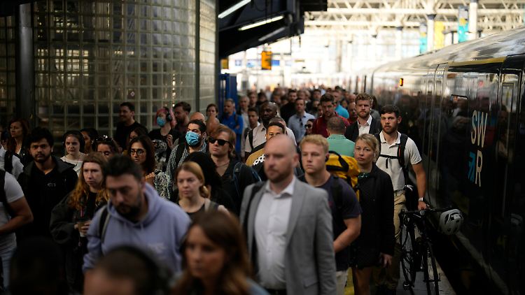 Der Ansturm auf die wenigen fahrenden Züge war enorm.