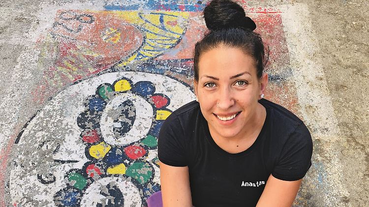 Anastasia stammt wie Anna aus dem einstigen Hippie-Dorf Matala. Bunte Malereien erinnern noch heute an die Blumenkinder.
