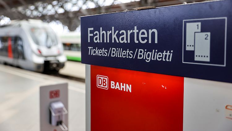 Menschen mit nicht-binärer Geschlechtsidentität müssen in Zukunft beim Kauf von Tickets angesprochen werden.