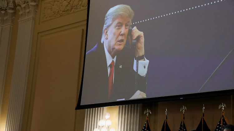 Als er sich Trumps Druck widersetzte, seien jede Woche Protestierende vor seinem Haus aufmarschiert, berichtet ein Republikaner.