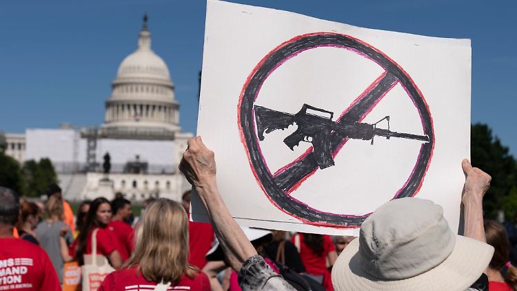 Nach dem Massaker in Uvalde forderten viele Menschen in den USA Maßnahmen zur Waffensicherheit.