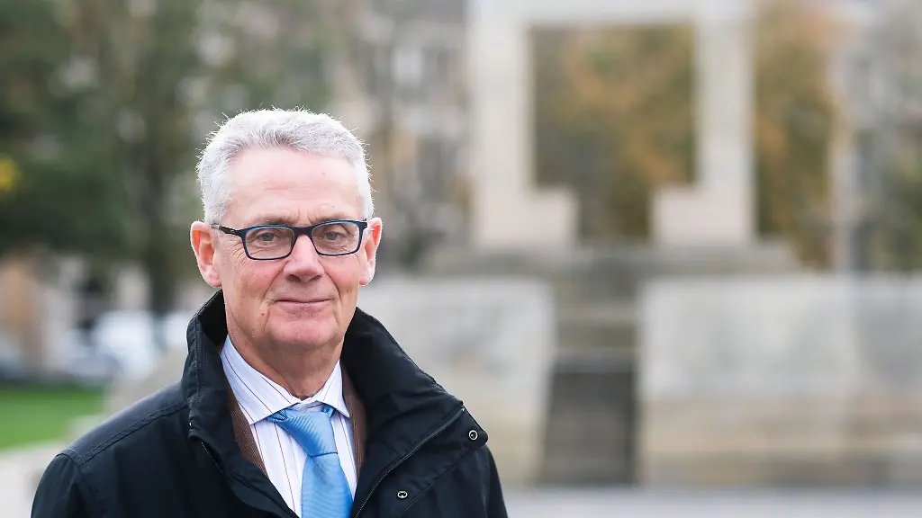 Enste-erhielt-das-Verdienstkreuz-am-Bande