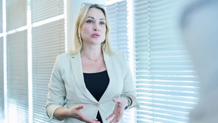 "Ich bin in einer schwierigen Lage. Der Kreml will allen sagen, glauben Sie dieser Person nicht", sagte Marina Owsjannikowa in einem Gespräch.
