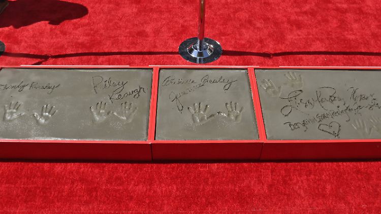 Die Tradition der Handabdrücke auf dem Hollywood Boulevard gibt es schon seit etwa 100 Jahren - nun durfte sich auch die Familie von Elvis Presley dort verewigen.