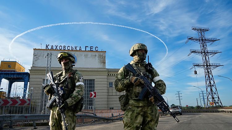 Russische Soldaten bewachen einen Eingang des Wasserkraftwerks Kachowka in der Region Cherson.
