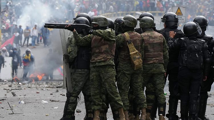 Bei Protesten Indigener in Ecuador ist erneut ein Mensch gestorben. 