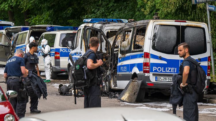 Die Mannschaftsbusse der Bundesbereitschaftspolizei stehen vor einem Hotel, in dem Polizisten für den G7-Gipfel untergebracht sind.