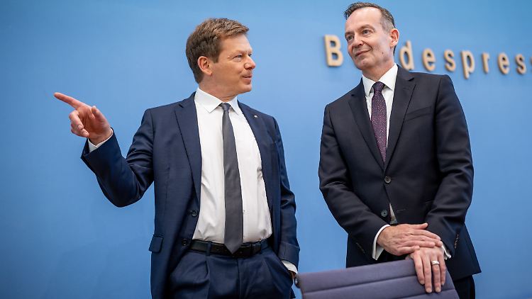 Da geht's lang: Bahnchef Lutz und Bundesverkehrsminister Wissing wollen das Bahnnetz generalsanieren. 
