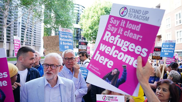 Ex-Labour-Chef und zahlreiche Londoner protestierten gegen die geplanten Abschiebeflüge nach Ruanda.