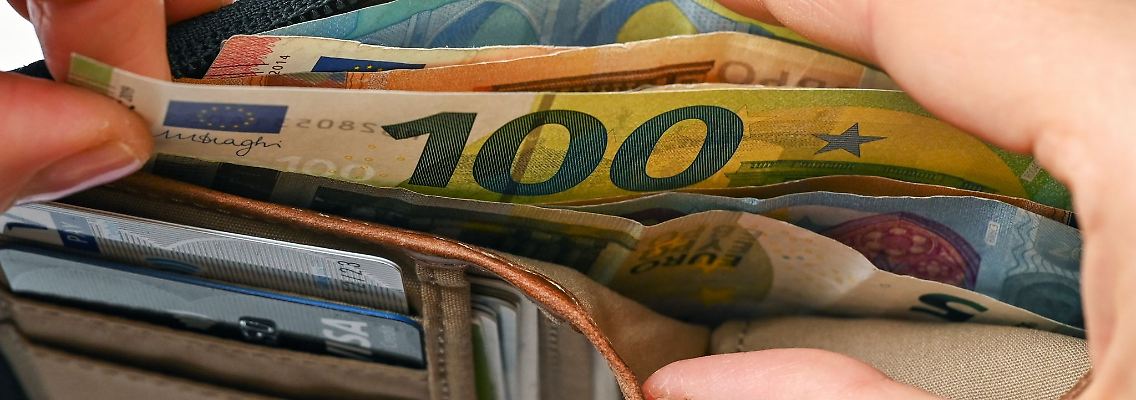 Viele Eurobanknoten stecken in einer Geldbörse.