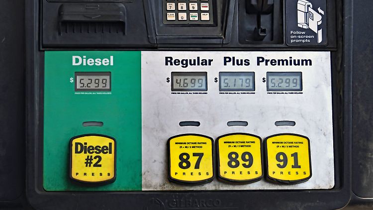 Die US-Amerikaner zahlen derzeit oft um die 5 US-Dollar pro Gallone. Das sind rekordhohe Preise.