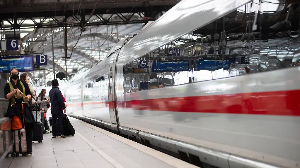 Reisende-stehen-an-einem-Bahngleis-Das-Angebot-an-ICE-Verbindungen-wird-in-NRW-fuer-vier-Monate-deutlich-eingeschraenkt