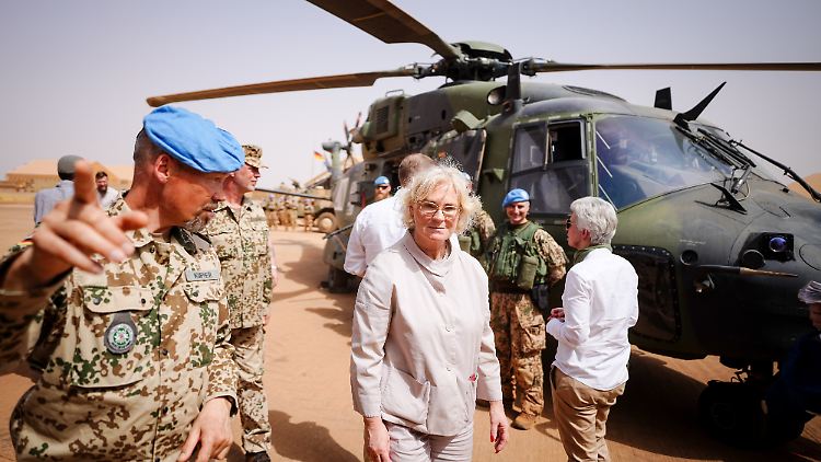 Lambrecht beim Besuch deutscher Soldaten in Mali vor einem NH90-Hubschrauber.