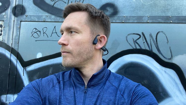 Mit den Shokz-Kopfhörern bleiben beim Joggen die Ohren frei.