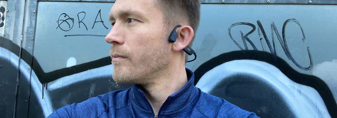 Mit den Shokz-Kopfhörern bleiben beim Joggen die Ohren frei.