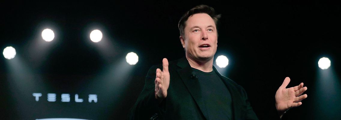 Tesla-Chef Elon Musk spricht vor der Enthüllung des Modell Y in Teslas Designstudio im US-Bundesstaat Kalifornien.
