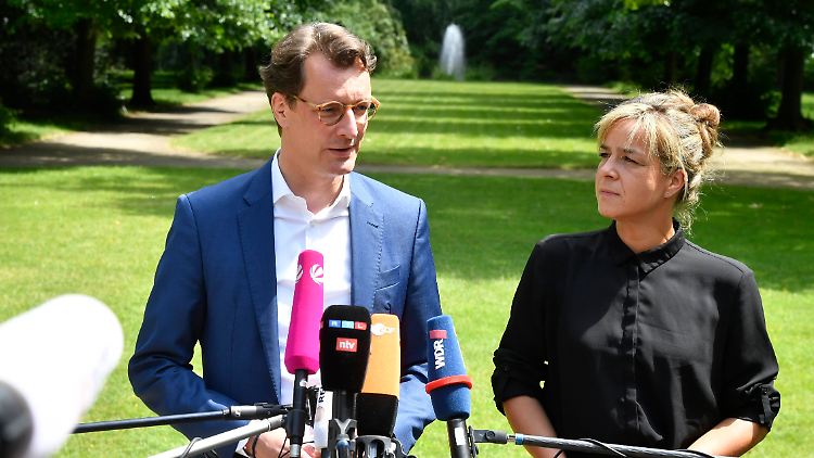 Ministerpräsident Hendrik Wüst und Grünen-Spitzenkandidatin Mona Neubaur wollen den Text am heutigen Donnerstag in Düsseldorf vorstellen.