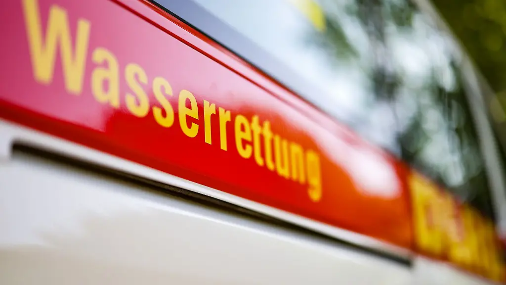 Ein-herrenloses-Boot-auf-dem-Grossensee-im-Kreis-Stormarn-hat-einen-groesseren-Sucheinsatz-ausgeloest