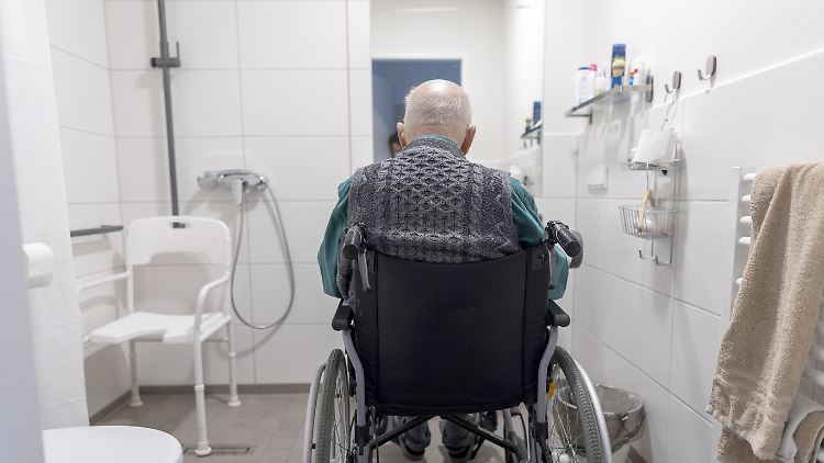 Nicht immer ist der Umgang mit den Seniorinnen und Senioren respekt- und würdevoll.