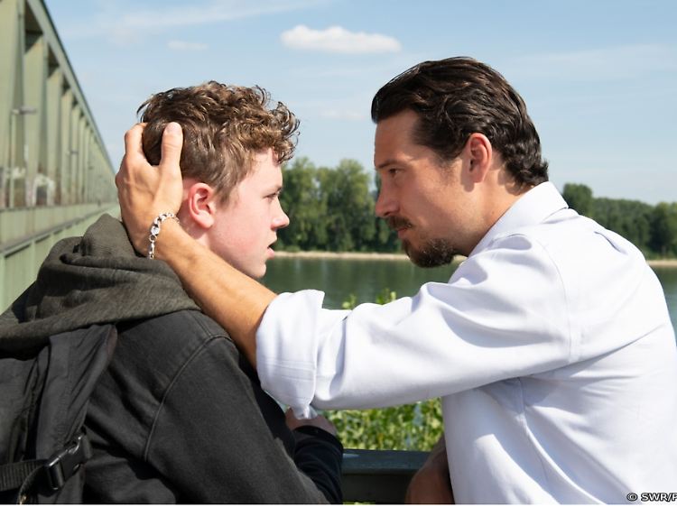 Hannes Petzold (Klaus Steinbacher) vernachlässigt seinen Sohn Enrico (Linus Moog).