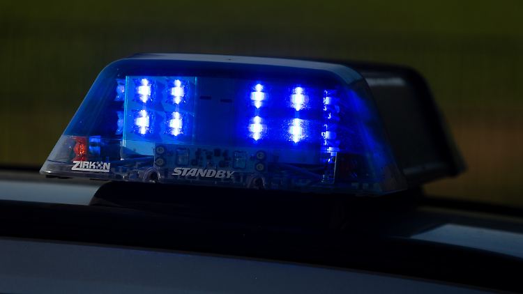 Der Beschuldigte wurde laut Polizei bereits 2019 wegen eines Verstoßes gegen das Waffengesetz zu einer Geldstrafe verurteilt.