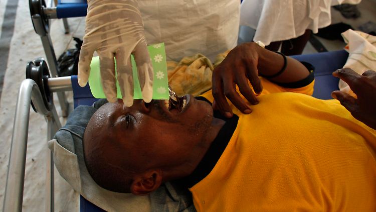 Der Ausgleich des Flüssigkeitsverlustes ist bei Cholera-Patienten enorm wichtig. Doch sauberes Wasser ist in Haiti noch immer nicht selbstverständlich.