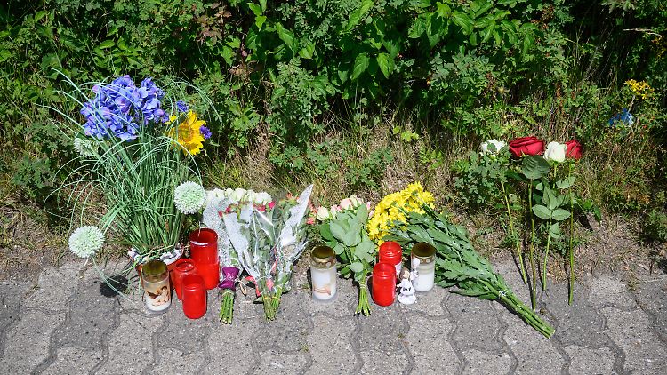 In der Nähe des Tatorts an einer Grünfläche am Hans-Böckler-Ring. wurden Kerzen, Blumen und Figuren zum Gedenken an eine getötete 15-Jährige gestellt.
