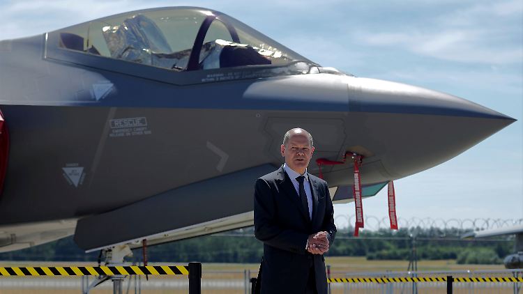 Bundeskanzler Olaf Scholz machte sich bei der ILA am Mittwoch ein eigenes Bild von den F-35-Jets.