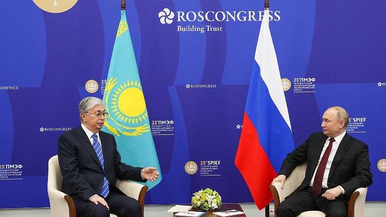 Plauderei mit Putin: Tokajew am 17. Juni auf dem Petersburger Wirtschaftsforum.