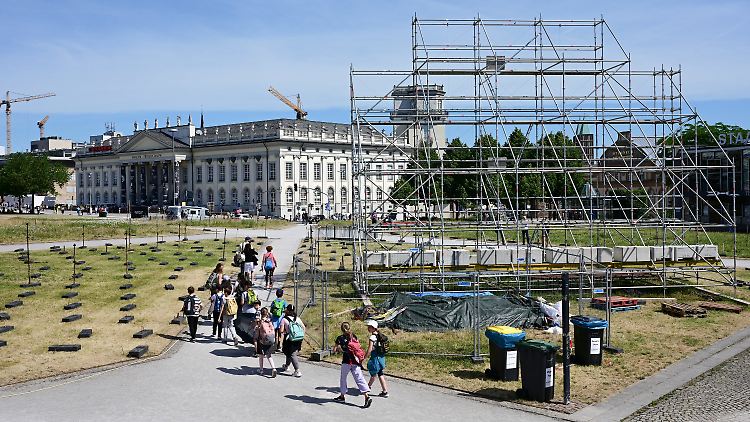 Vom abgehängten Kunstwerk von Taring Padi ist das Gerüst geblieben.