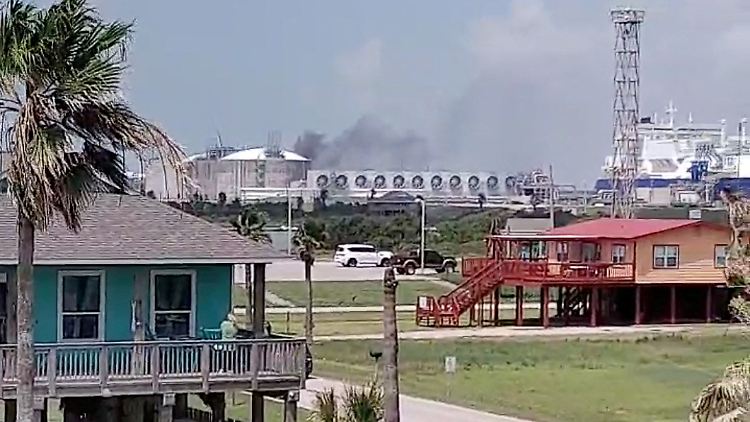 Nach der Explosion stieg Rauch von der Freeport-Anlage auf, für Anwohner soll laut Betreiber aber keine Gefahr bestanden haben.