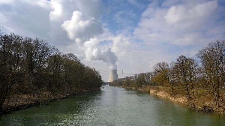 Bis Jahresende sollen Isar 2 und die beiden anderen noch laufenden Kernkraftwerke vom Netz gehen. Für eine Laufzeitverlängerung müsste das Atomgesetz geändert werden.