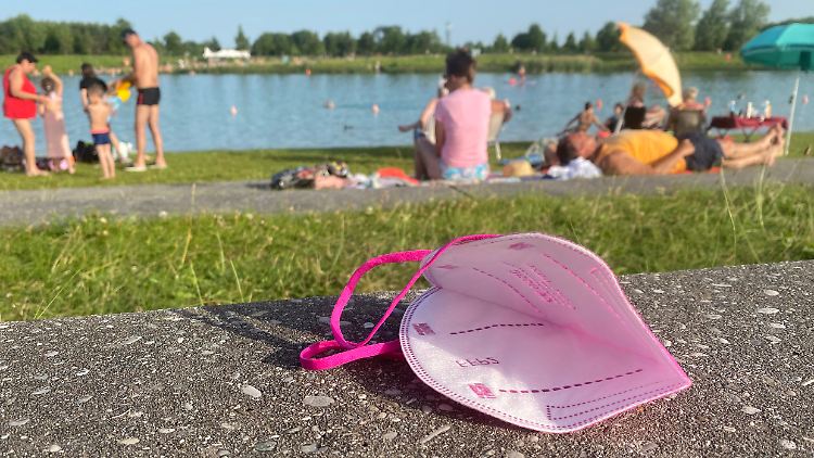 Auch wenn Corona für manche weit weg scheint, meldet das RKI erneut einen Anstieg der Sieben-Tage-Inzidenz.