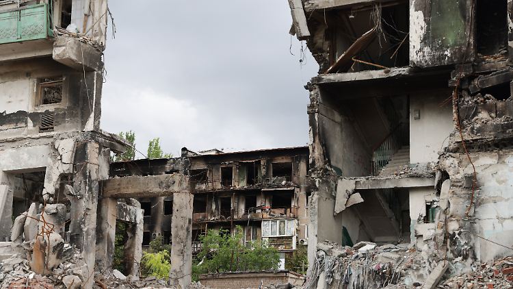 Dieses von der russischen Staatsagentur Tass zur Verfügung gestellte Bild soll ein zerstörtes Wohnhaus in Mariupol zeigen.