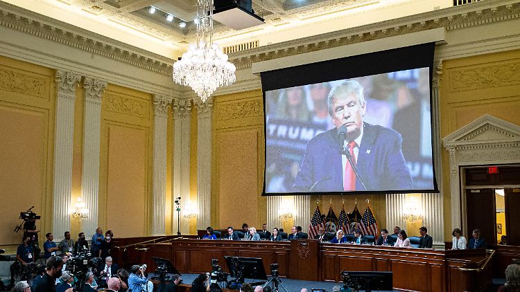 Zugeschaltet war Trump nicht bei der Sitzung des Untersuchungsausschusses zum Kapitolsturm, vor Ort ebensowenig. Gezeigt wurden aber Ausschnitte aus Reden und Gesprächen.
