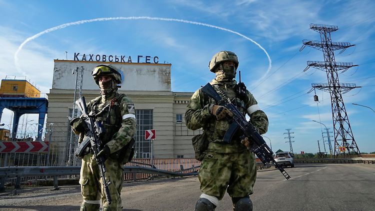 Zwei russische Soldaten bewachen einen Eingang des Wasserkraftwerks Kachowka in der Region Cherson (Archivbild).