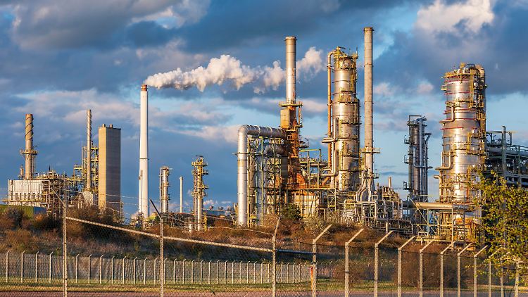 Vor allem die chemische Industrie sei derzeit "höchst beunruhigt", kommentierte das IFO-Institut.