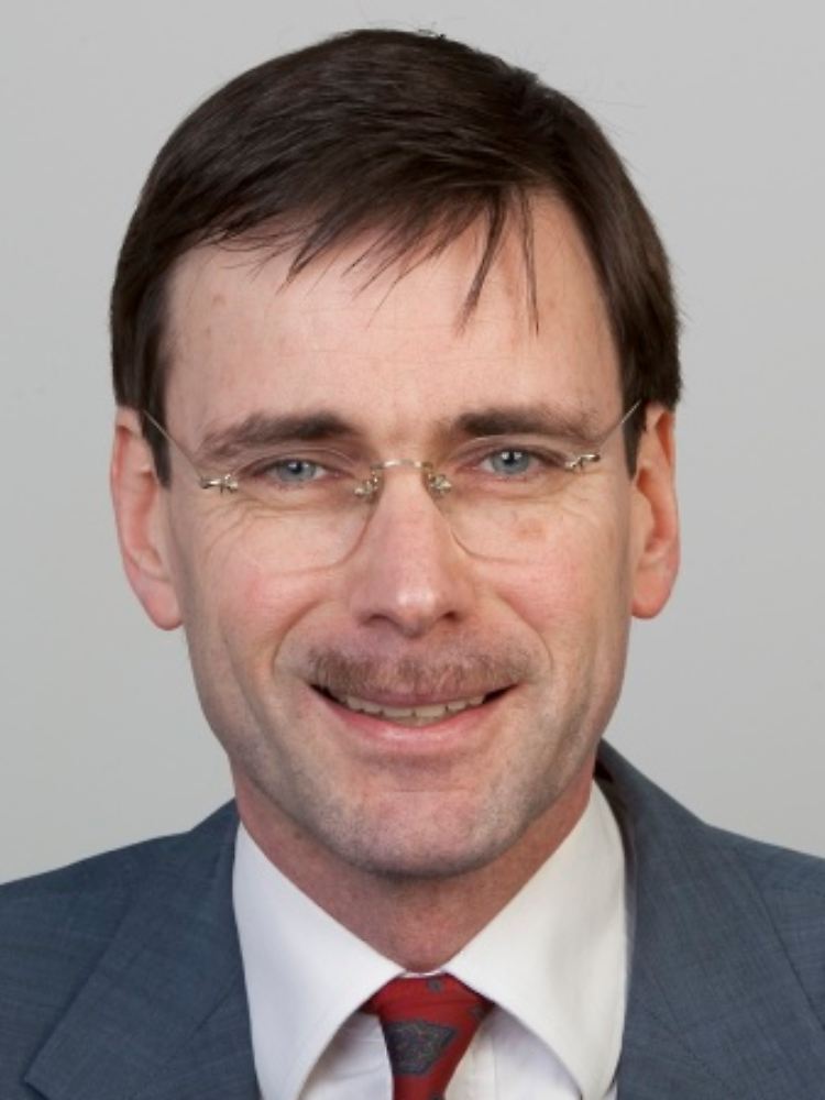 Professor Daniel Zimmer ist geschäftsführender Direktor des Instituts für Handels- und Wirtschaftsrecht und des Center for Advanced Studies in Law and Economics (CASTLE) der Universität Bonn. Von 2008 bis 2016 war er Mitglied der Monopolkommission und war hier zwischen 2012 und 2016 Vorsitzender.