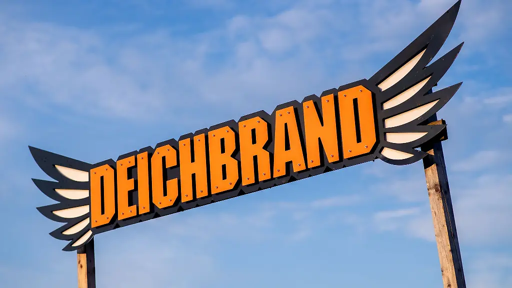 Beim-Festival-Deichbrand-in-Nordholz-im-Landkreis-Cuxhaven-waren-taeglich-rund-60-000-Musikfans-Auf-dem-Programm-standen-mehr-als-120-nationale-und-internationale-Kuenstlerinnen-und-Kuenstler