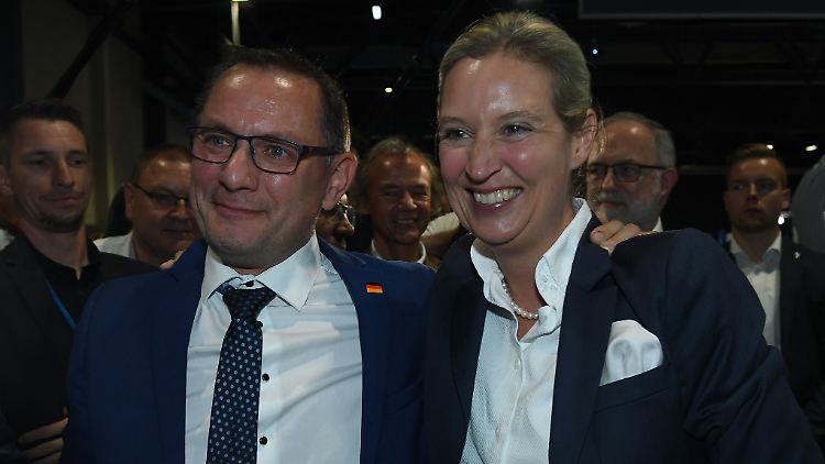 Tino Chrupalla und Alice Weidel nach ihrer Wahl zu AfD-Vorsitzenden am vergangenen Samstag in Riesa. Obwohl Chrupalla ein schlechtes Ergebnis einfuhr, hofften sie da vermutlich noch, der Parteitag werde mit einem Aufbruch enden. Tat er dann aber nicht.