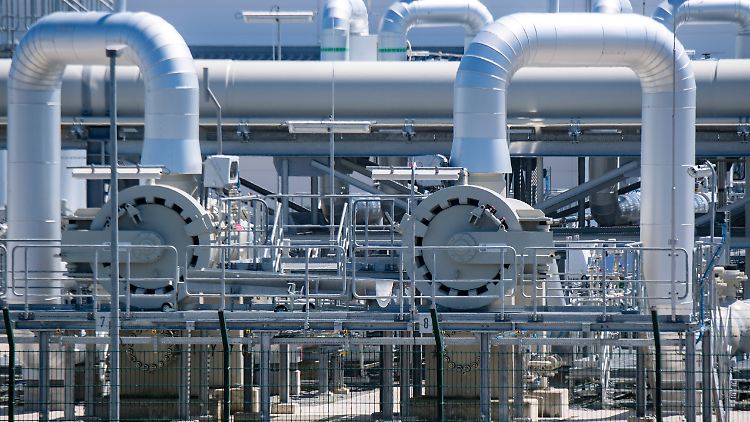 Die Eugal-Leitung verbindet die Erdgasempfangsstation in Lubmin bei Greifswald mit der Gasdruckregel- und Gasmessanlage in Deutschneudorf (Sachsen) nahe der tschechischen Grenze. 