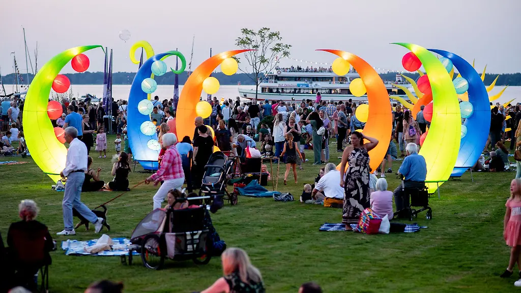 Bei-der-Lichternacht-verwandelt-sich-der-Kurpark-in-Bad-Zwischenahn-in-ein-Farbenmeer-Die-Veranstaltung-zieht-jedes-Jahr-Tausende-Besucherinnen-und-Besucher-an
